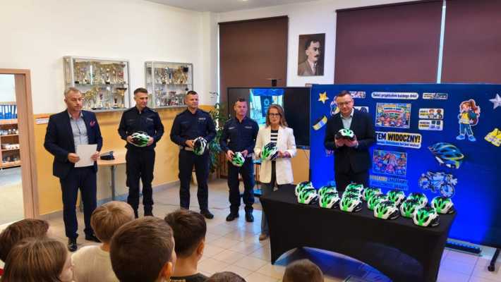 Kaski dla młodych rowerzystów. Kuratorzy oświaty i policjanci z wizytą w Woli Skromowskiej