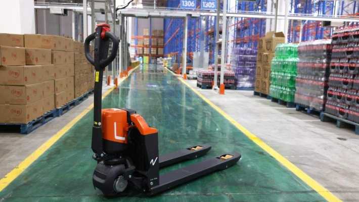 Ręczny czy elektryczny wózek paletowy? Jak dobrać rozwiązanie do realnych warunków pracy