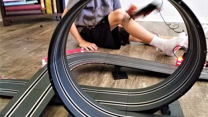 Jak zbudować wielki tor Hot Wheels przez cały pokój przy użyciu domowych mebli?