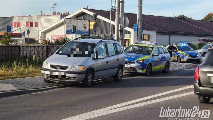 Dwa zdarzenia jednego poranka. Kolizja na Piaskowej i wypadek przy rondzie