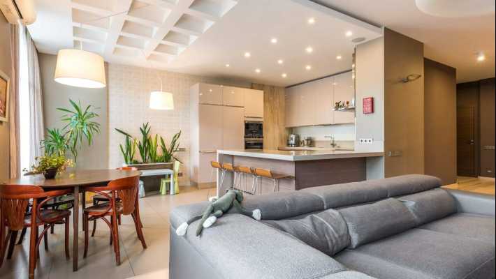 Jak ustawić meble w salonie z aneksem kuchennym?