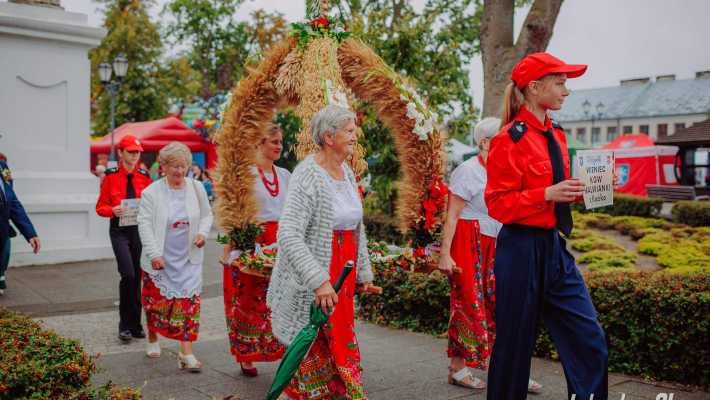 Barwny korowód na dożynkach powiatowo-gminnych