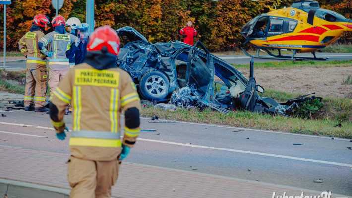 Poważny wypadek na DW815. Osobówka zderzyła się z ciągnikiem siodłowym