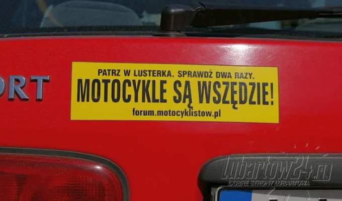 Motocykliści rozdają naklejki