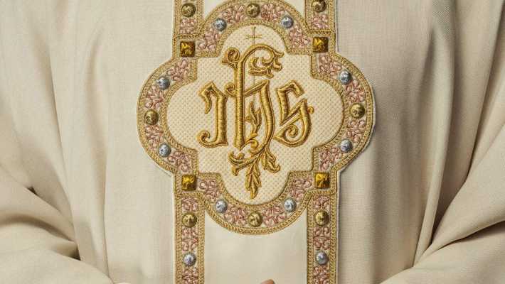 Wpływ Architektury Kościelnej na Dobór Szat Liturgicznych