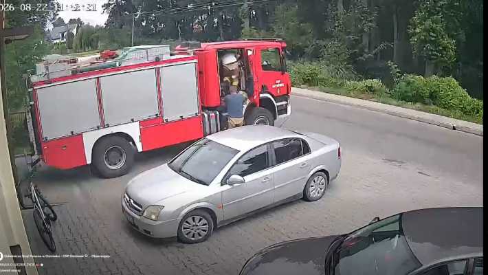 Trzy minuty od syreny do wyjazdu. Nagranie strażaków z OSP Ostrówek podbija sieć