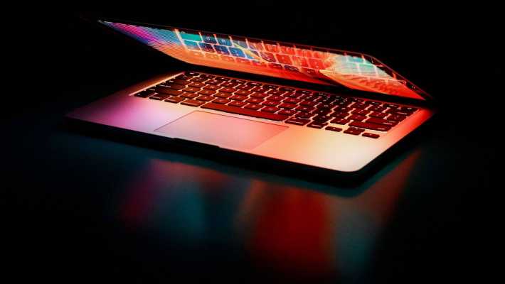 AI w marketingu – jak sztuczna inteligencja pomaga tworzyć treści i analizować kampanie?