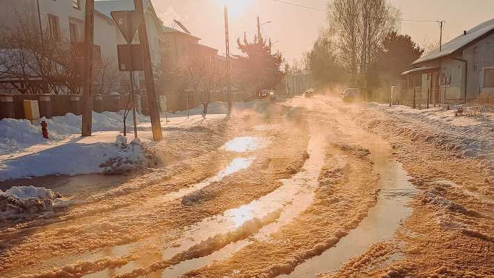 Awaria wodociągu na osiedlu Kopernika. Zalana ulica Polesie i brak wody