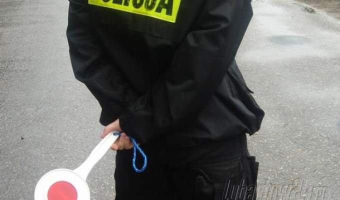 Na gruntowej drodze uderzyła w drzewo