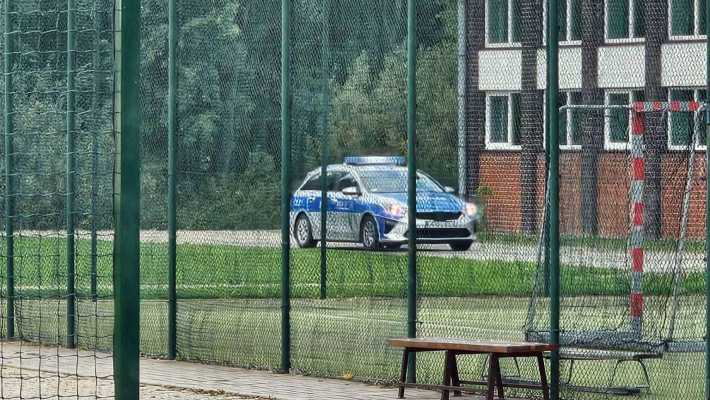 Ponad 10 tys. skontrolowanych szkół i 10 zatrzymanych. Policja ostrzega przed głupimi żartami