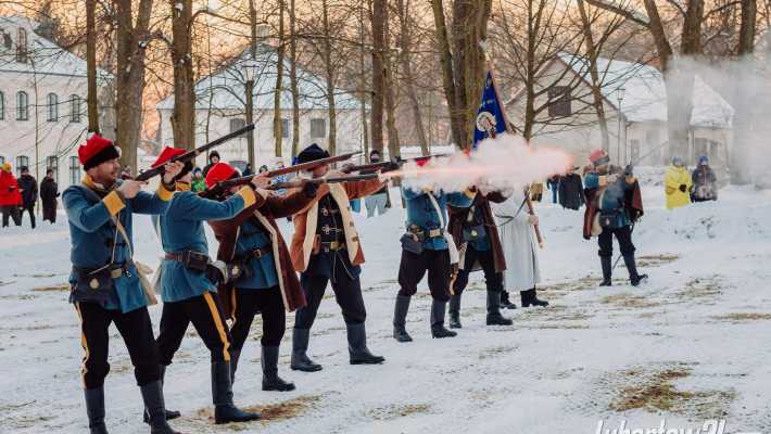 Rekonstrukcja obozu i lekcja historii w pałacowym parku