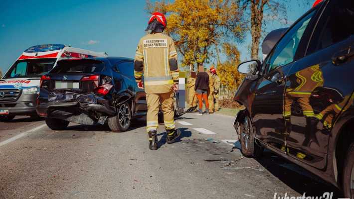 Zderzenie trzech aut na DK19 w Zagrodach Łukówieckich. Jedna osoba trafiła do szpitala