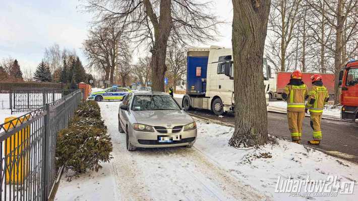 Zderzenie osobówki z ciągnikiem siodłowym przy ul. Gazowej