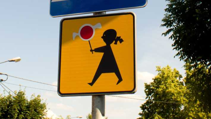 Bezpieczna droga do szkoły. Będzie więcej patroli przy placówkach oświatowych