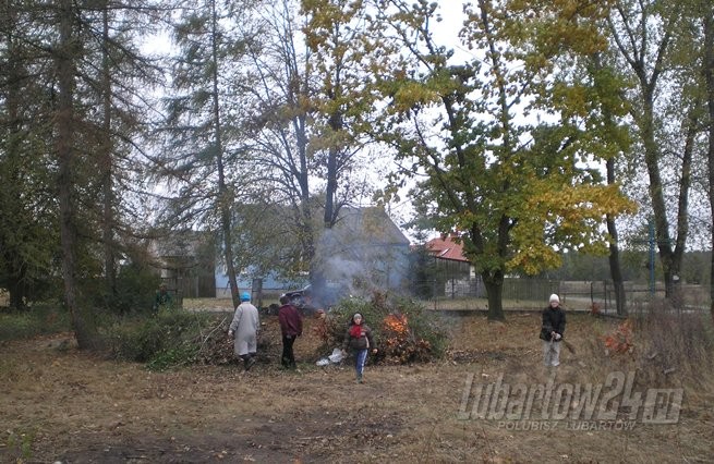 Mieszkańcy Kierzkówki porządkują plac