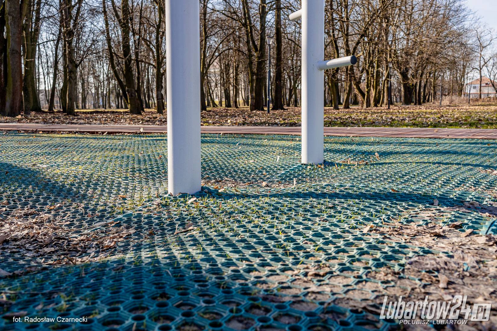 Plac zabaw tonie w błocie