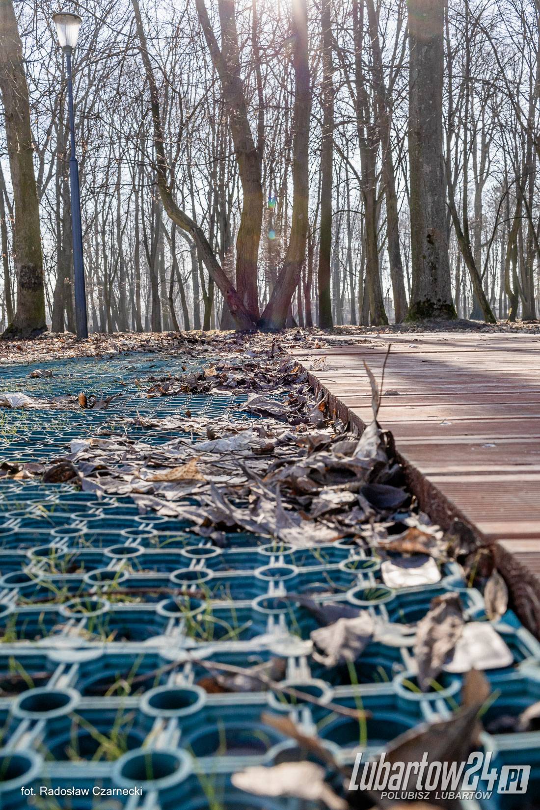 Plac zabaw tonie w błocie