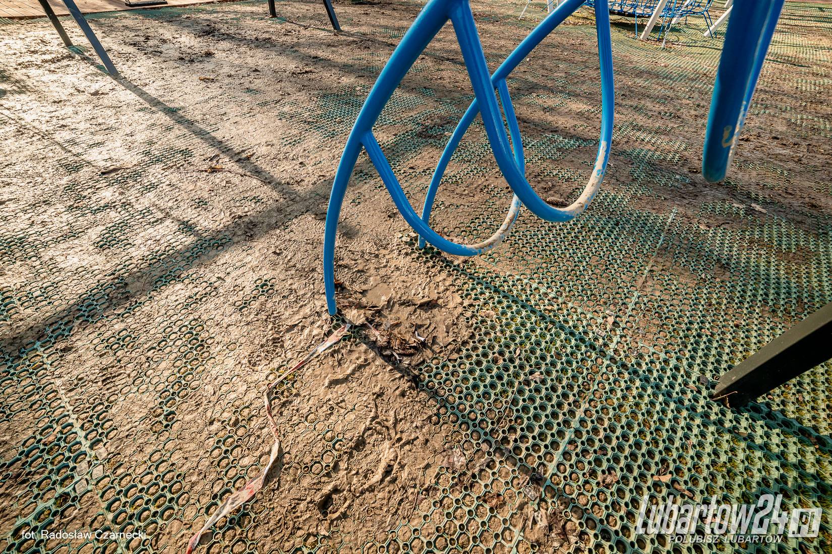Plac zabaw tonie w błocie