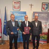 zdjęcie W Starostwie podpisano dwie umowy