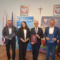 zdjęcie W Starostwie podpisano dwie umowy