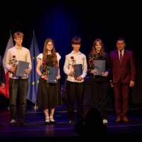 zdjęcie 92 stypendystów z ZS2