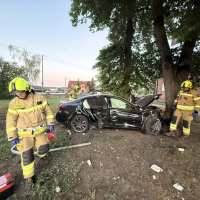 Auto uderzyło w drzewo przy kościele w Leszkowicach