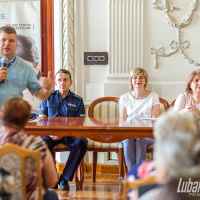 zdjęcie Senior na drodze