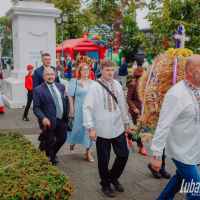 Barwny korowód dożynkowy