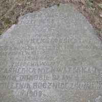 Kamień z1909 r z napisem Berek Joselewicz - Józef Berkowel Berkiewicz, urodzony w Kretyndze na Litwie w 1760 r. Pułkownik Wojsk Polskich, szef szwadronu 5-ego Pułku Strzelców Konnych Wielkiego Księstwa Warszawskiego, kawaler krzyżów Legii Honorowej i Virt