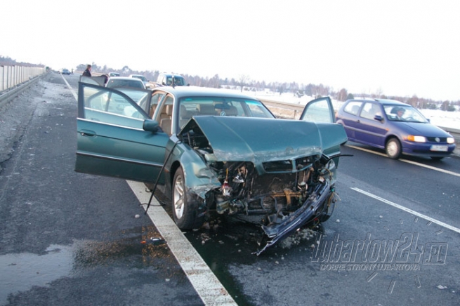 Uciekał przed policją, rozbił auto