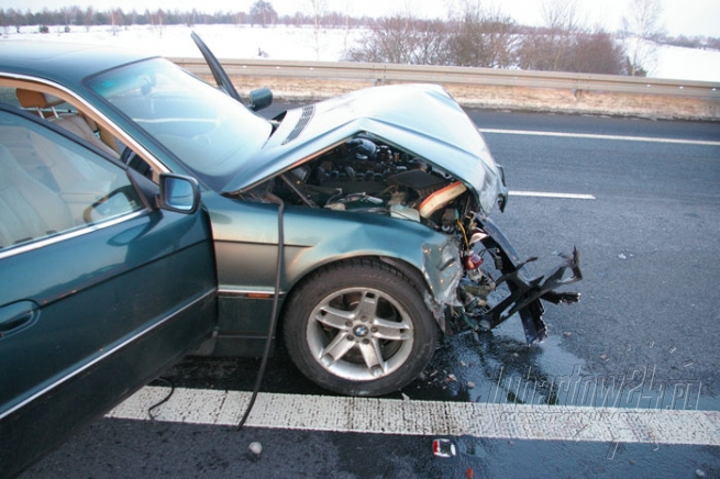 Uciekał przed policją, rozbił auto
