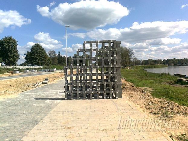 Nietypowa budowla nad jeziorem Firlej