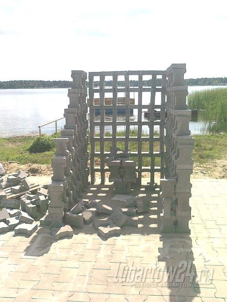 Nietypowa budowla nad jeziorem Firlej