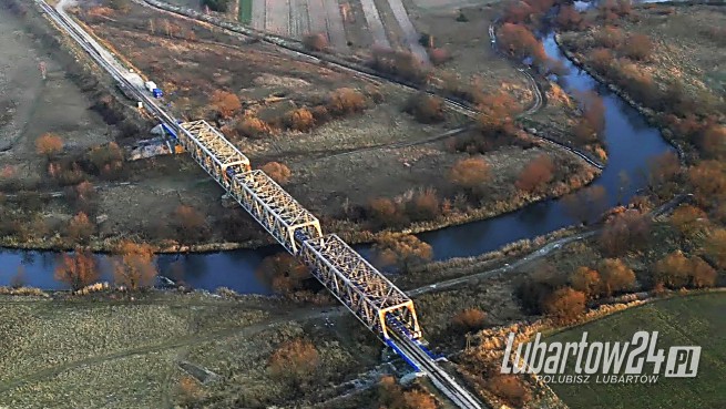 Most kolejowy na rzece Wieprz w Lubartowie - grudzień 2014. Konstrukcja z okresu zaboru rosyjskiego. Budowany od roku 1897 przez inż.A.Zimmermana.