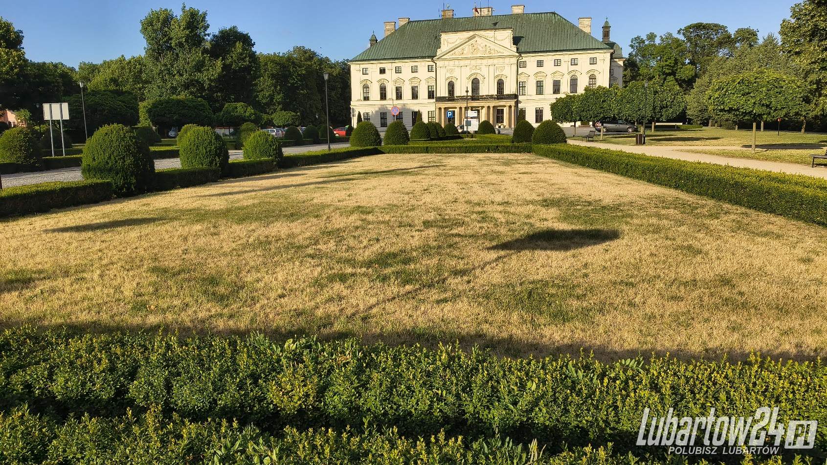 Zieleń zamienia się w klepisko
