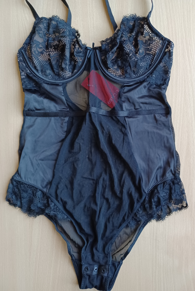Czarne koronkowe body Esmara