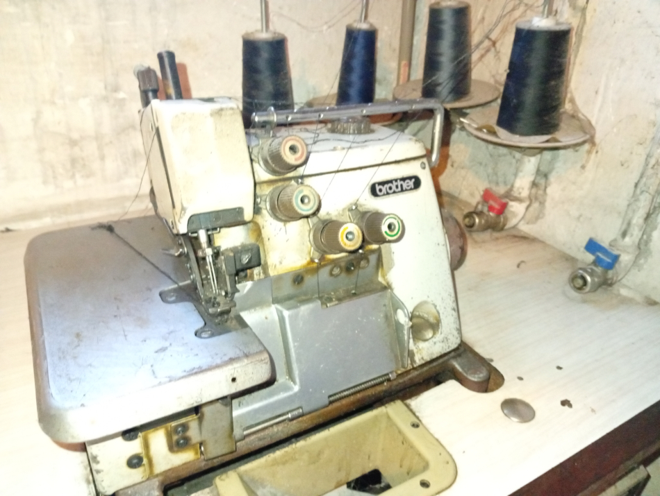 Maszyna do szycia Overlock - zdjęcie 2